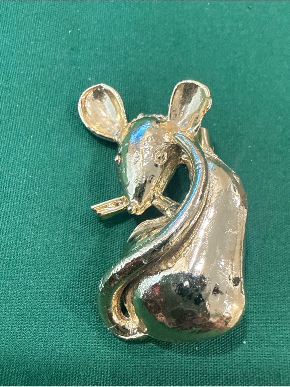 Gold-tone Mouse Brooch Pin - Whimsical Animal Jewelry. 116B